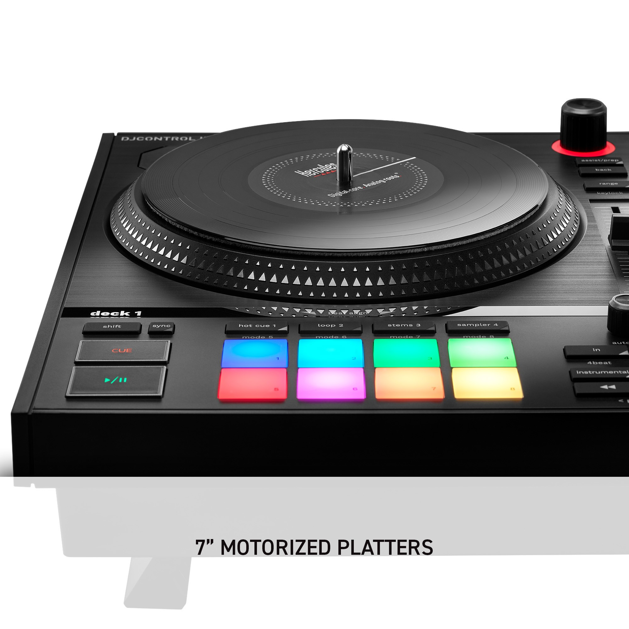Ein DJ-Controller mit 7" motorisierten Tellern. Schwarz mit Knöpfen und rotem Knopf. Weißer Ständer.
