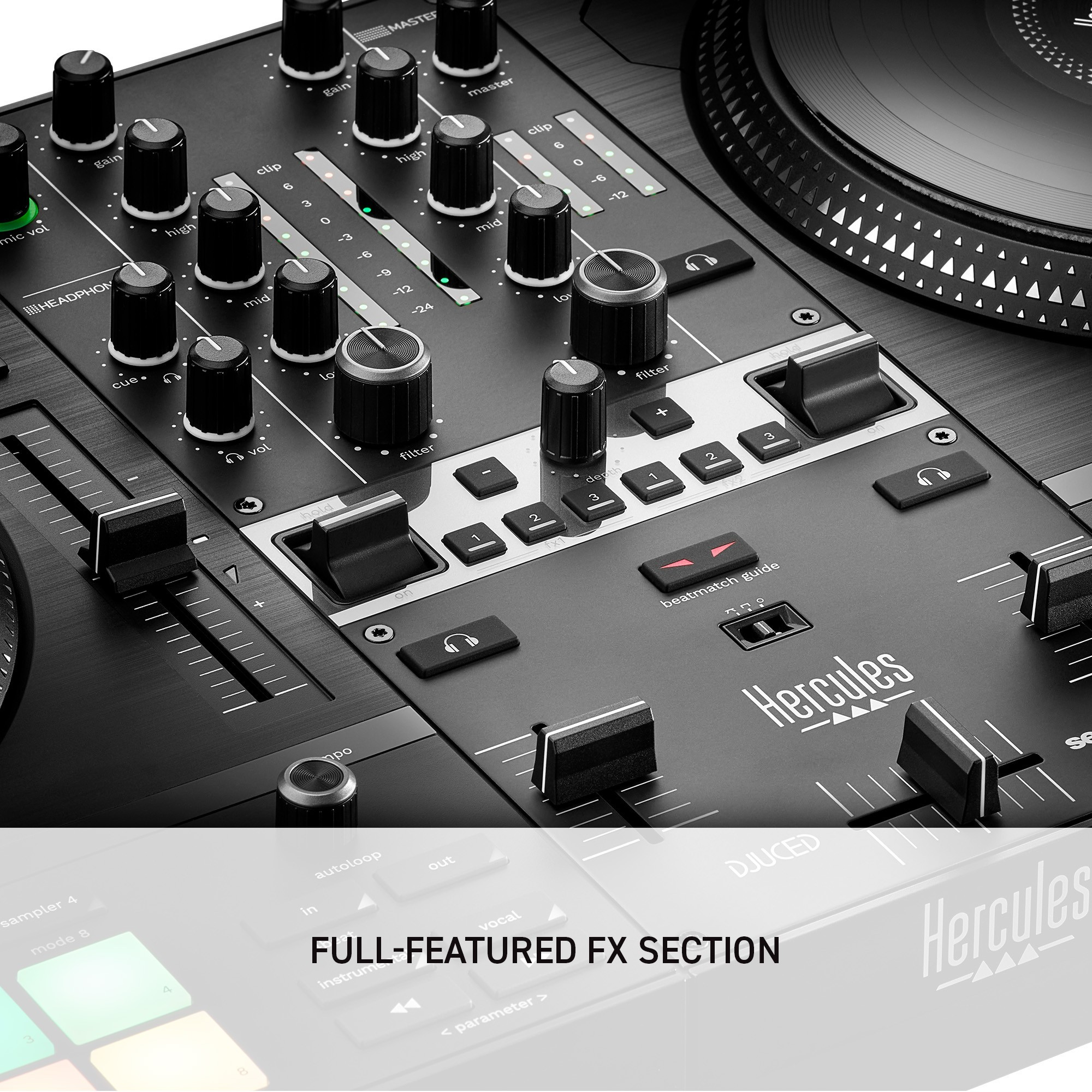 Ein DJ-Mixer mit vielen Knöpfen und Tasten, schwarze Oberfläche.