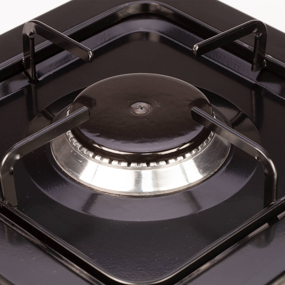 Zbliżenie czarnej płyty gazowej z centralnym palnikiem i otaczającymi wspornikami.