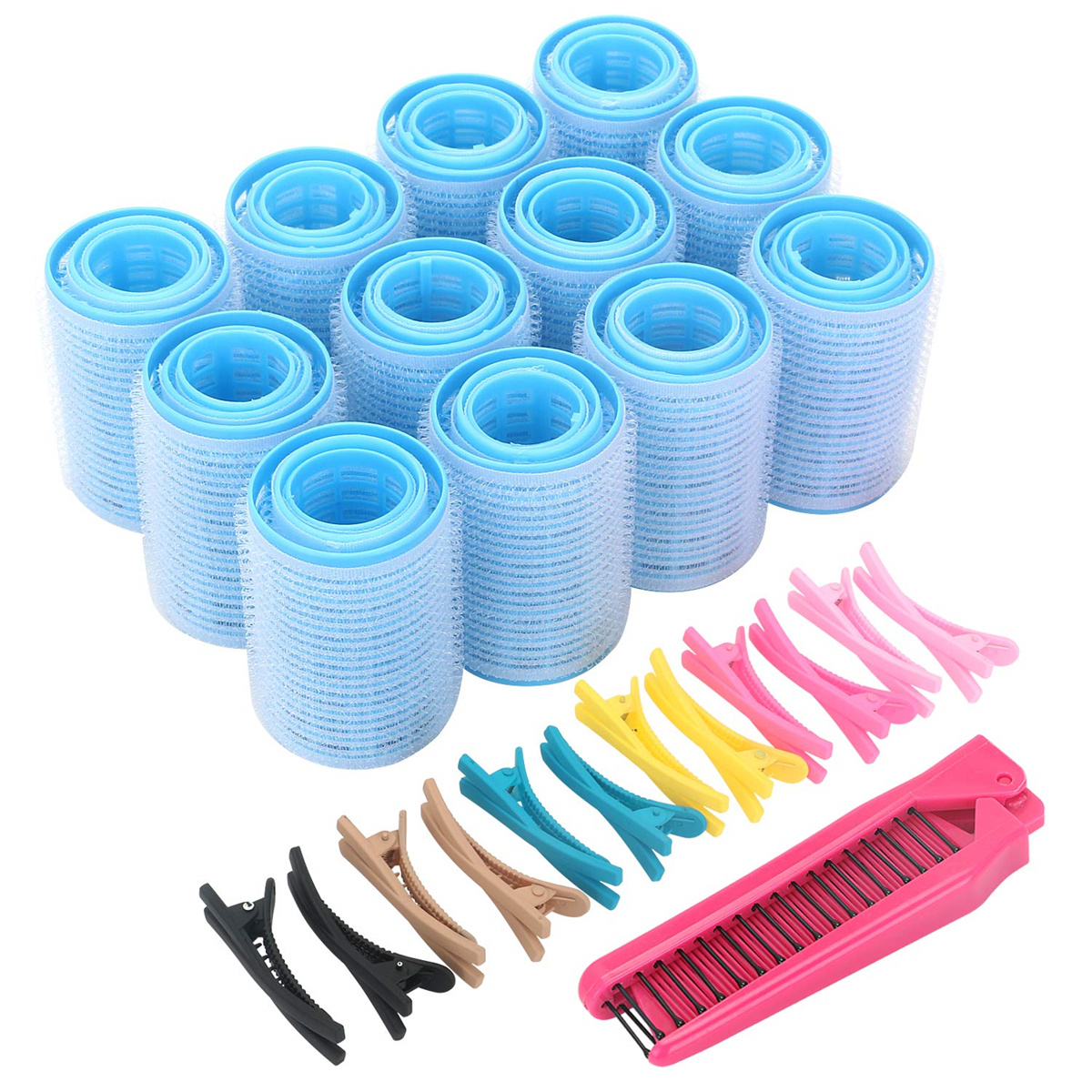 Ein Set aus blauen Haarrollen, rosa Clips und einem rosa Kamm auf weißem Hintergrund.