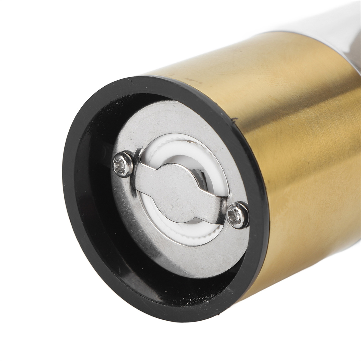 Nahaufnahme einer gold-schwarzen Pfeffermühle, der Mahlmechanismus ist sichtbar.
