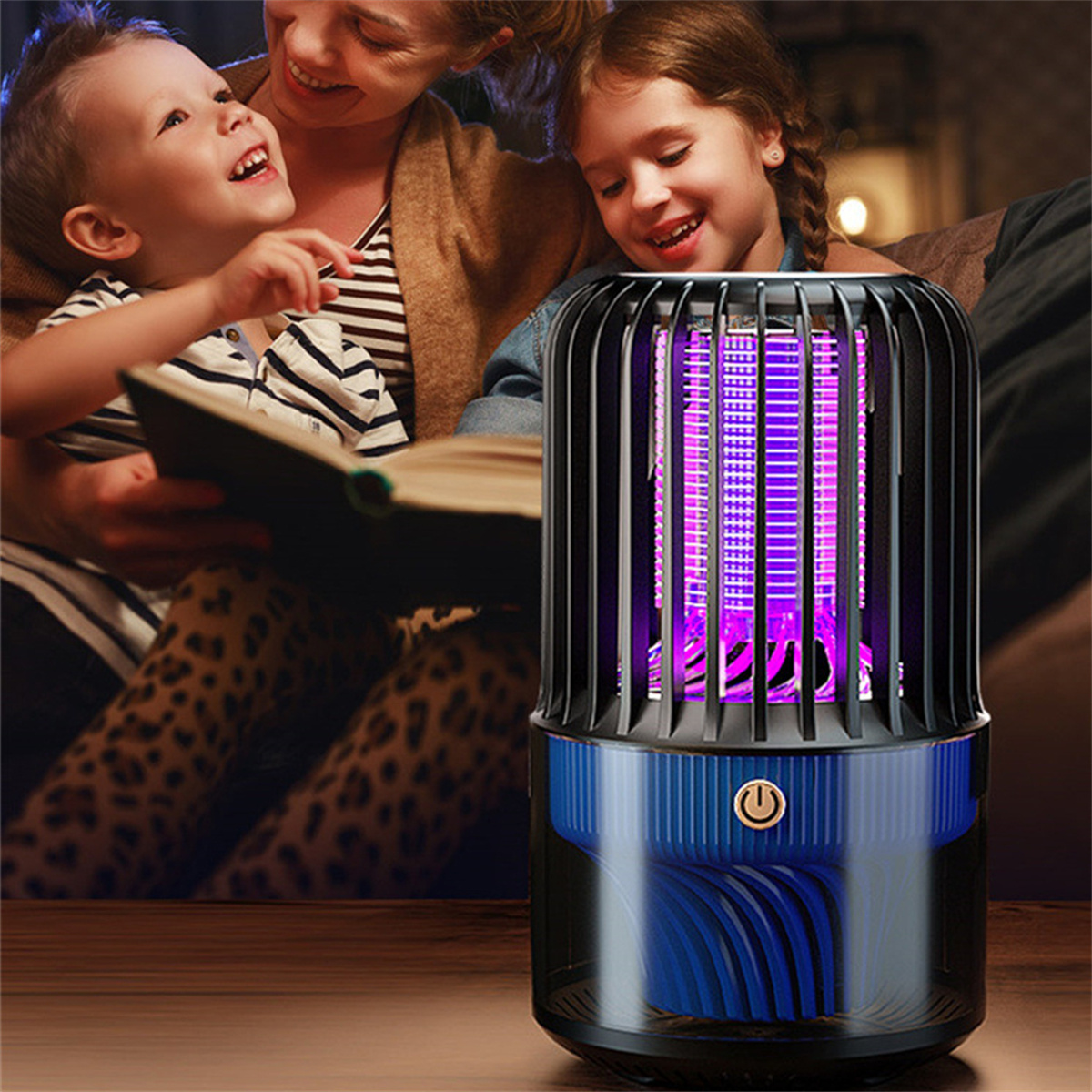 Familie liest ein Buch an einer Mückenfalle. Die Falle hat einen blauen Sockel und violettes Licht.