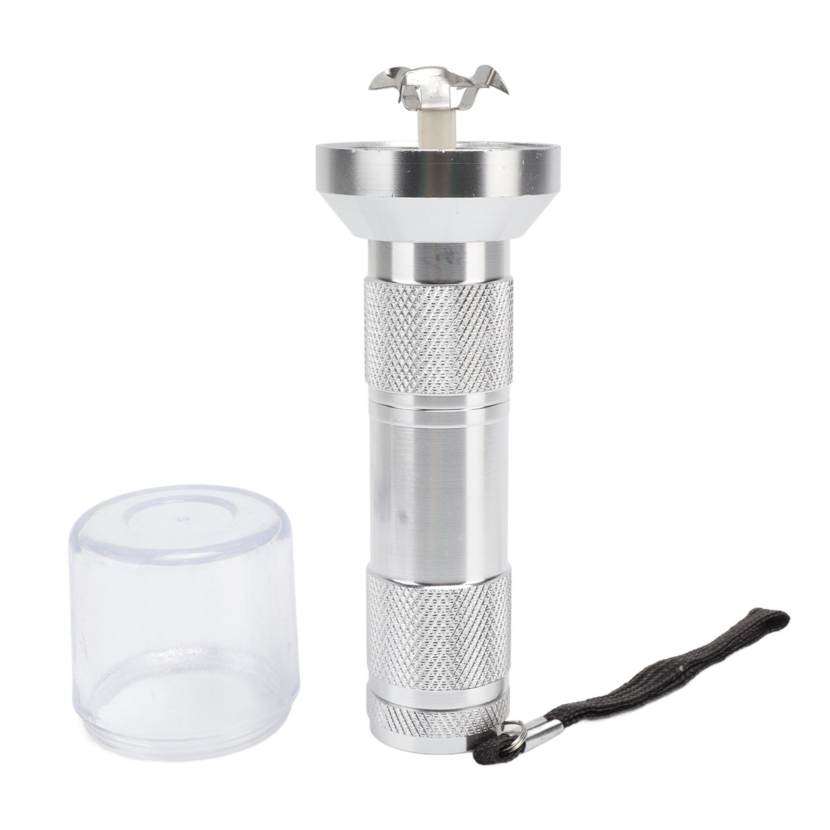 Silberner, zylindrischer Grinder mit durchsichtiger Kappe. Schwarzes Schlüsselband befestigt.