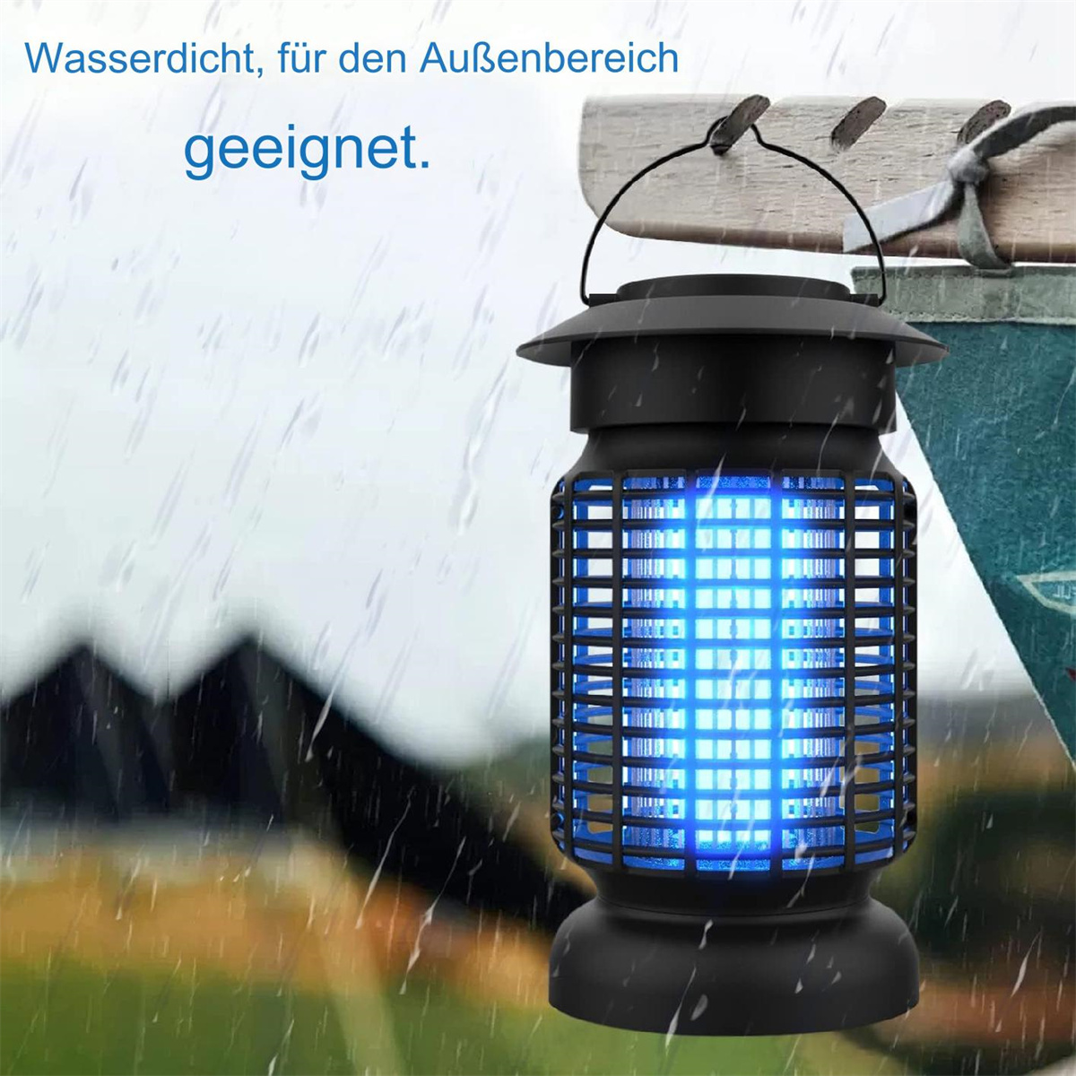 Ein schwarzer Insektenvernichter mit blauem Licht im Inneren hängt, Regen fällt, mit verschwommenem Berg-Hintergrund.