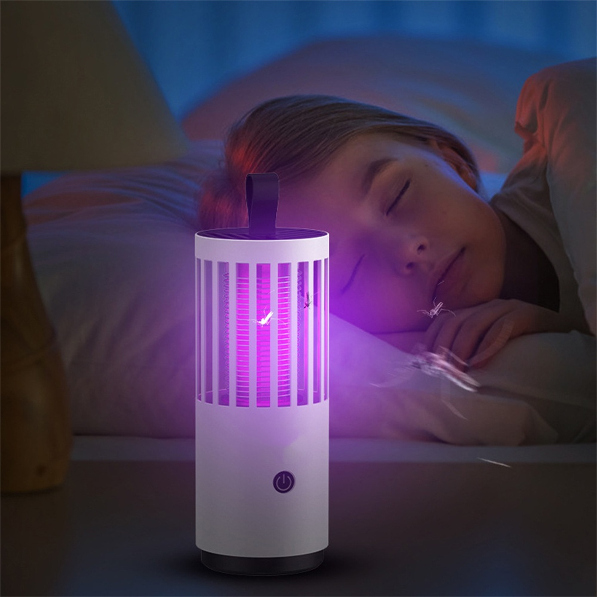 Eine Frau schläft in der Nähe einer Moskitokiller-Lampe. Die Lampe strahlt violettes Licht aus.