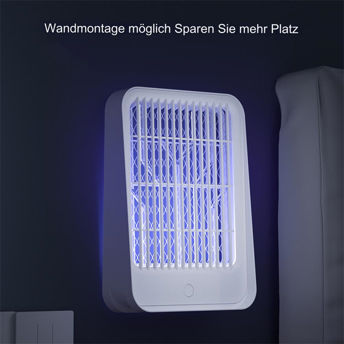 Weißer Insektenvernichter an einer dunkelblauen Wand. Es hat ein blaues Licht.