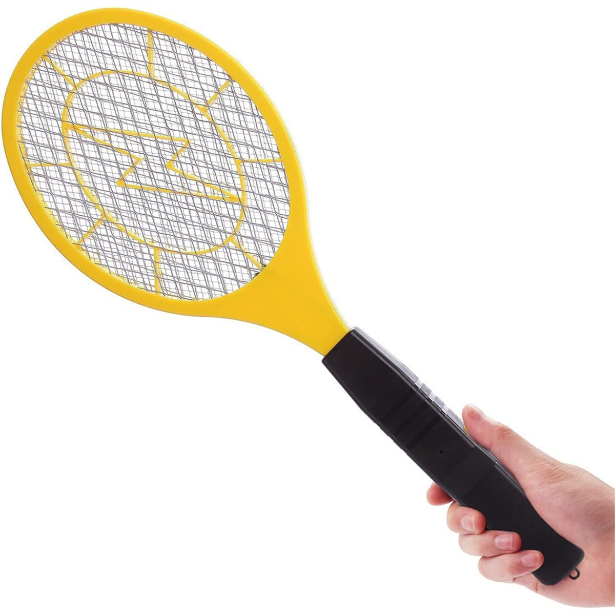 Ein gelber elektrischer Fliegenfänger, der von einer Hand gehalten wird. Der Schläger hat ein Netzdesign.