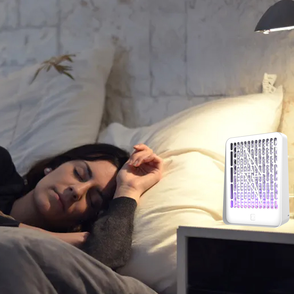 Schlafende Frau im Bett, ein weißer Luftreiniger steht auf einem Nachttisch, beleuchtet.