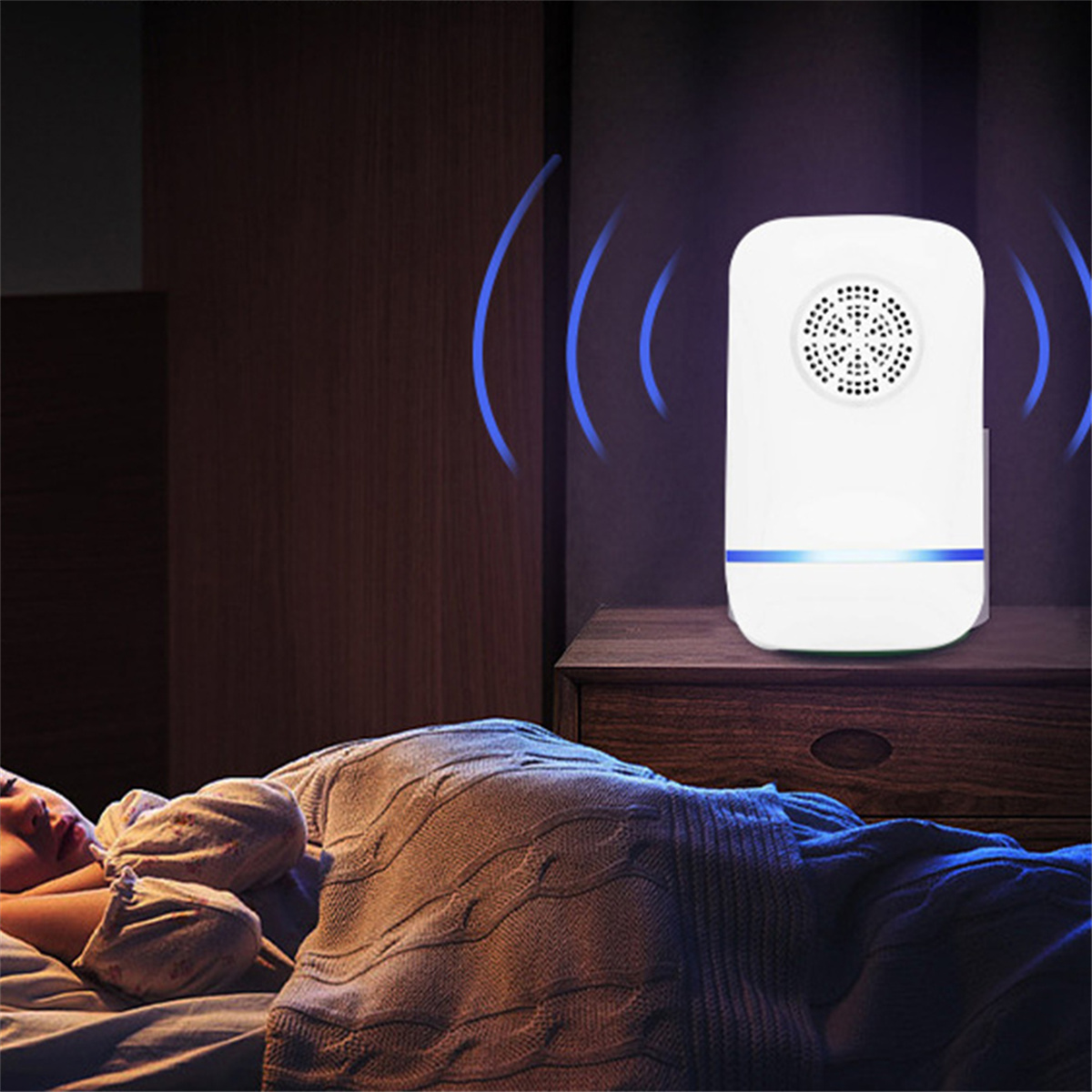 Ein weißes Gerät auf einem Nachttisch sendet blaue Wellen aus. Eine Person schläft im Bett, zugedeckt.