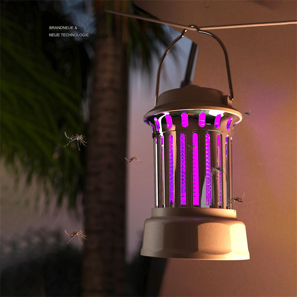 Outdoor-Insektenvernichter mit violetten Lichtern, umgeben von Insekten. Palme im Hintergrund.