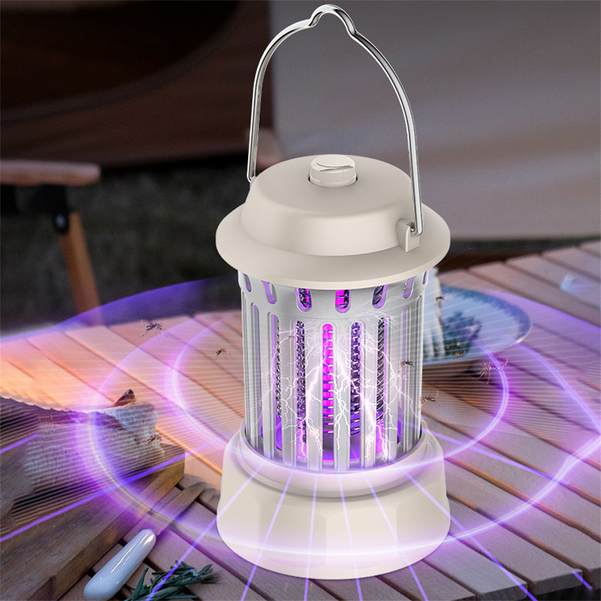 Cremefarbene Insektenvernichterlampe auf einem Tisch mit violettem Licht. Umgeben von Mücken.