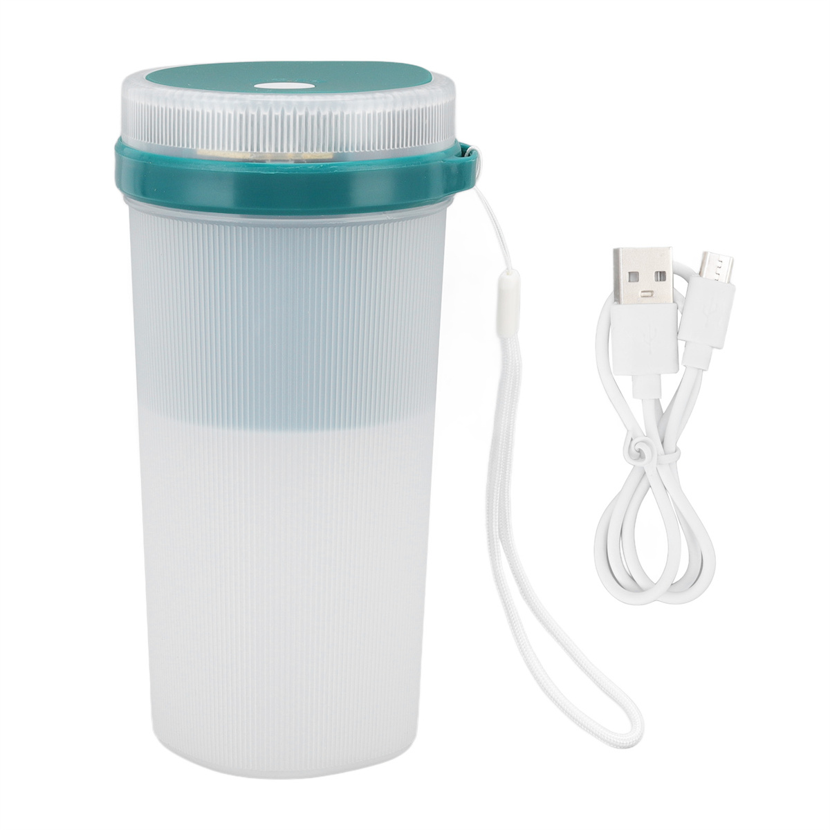 Tragbarer Mixer, transparent und grün, mit Ladekabel, auf weißem Hintergrund.