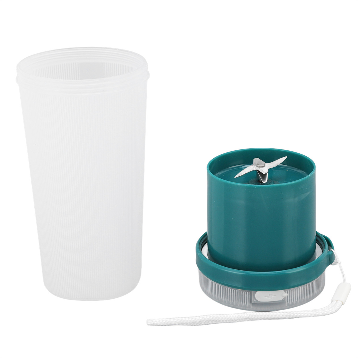 Ein weißer, geriffelter Plastikbecher und ein grüner Mixerfuß mit Klinge und weißem Schlüsselband.