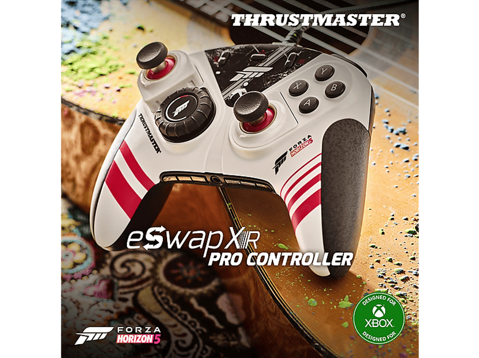 Mando Thrustmaster blanco y negro con detalles rojos, logotipo de Forza Horizon.