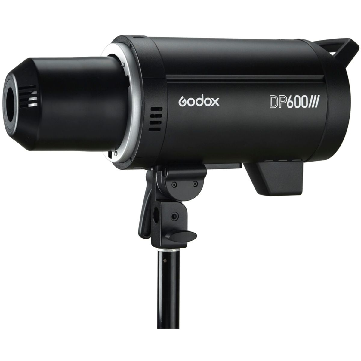 Une lumière de studio noire sur un pied. Elle porte la marque Godox DP600III.