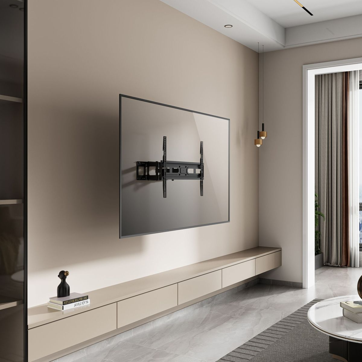 Una TV montata a parete con un supporto nero minimalista.