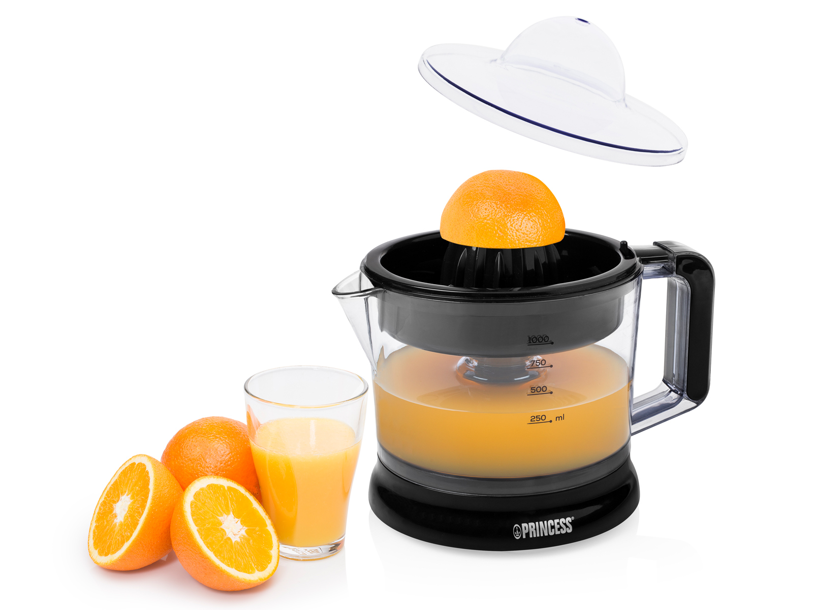 Wyiskarka do pomarańczy z połówkami pomarańczy, sokiem i szklanką. Białe tło.