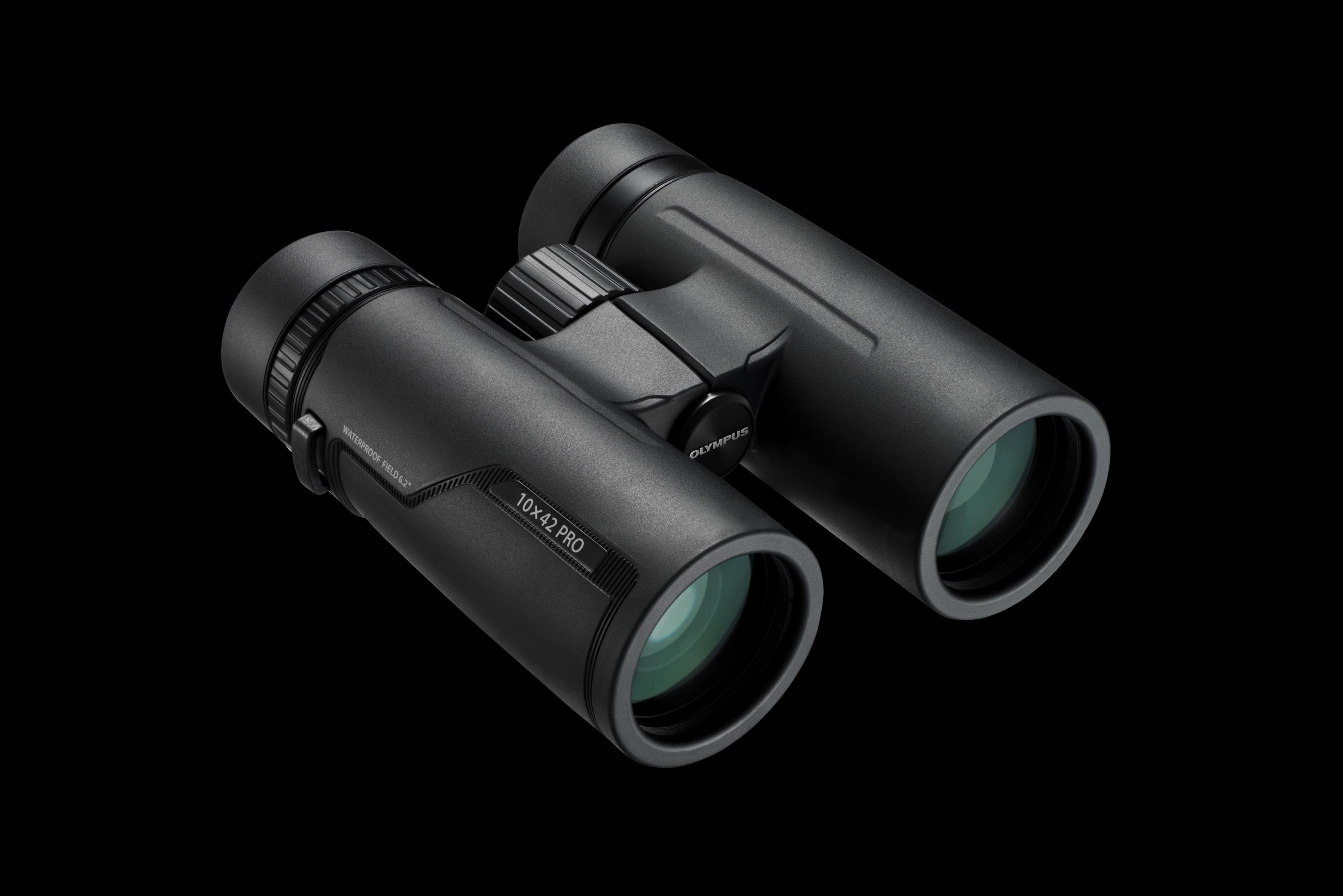 Czarna lornetka Olympus 10x42 PRO, na czarnym tle. Lornetka jest skierowana w stronę widza.