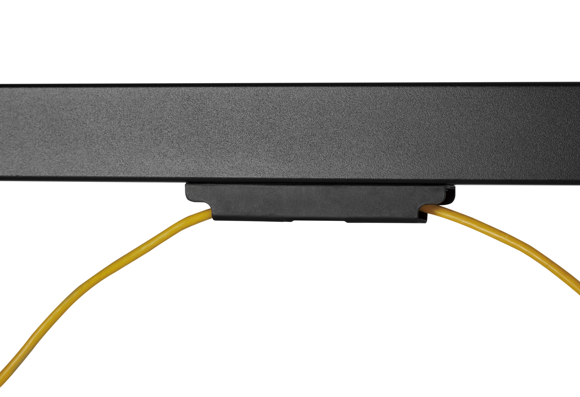 Schwarzer Metall-Kabelhalter mit gelbem Kabel. Weißer Hintergrund.