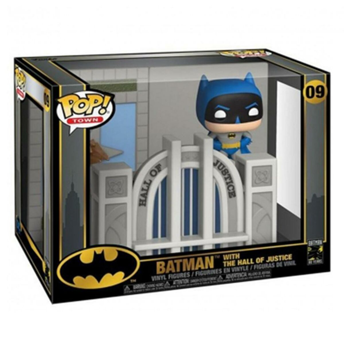Figurka Batmana Funko Pop w pudełku wystawowym. Pokazuje Batmana w Sali Sprawiedliwości.