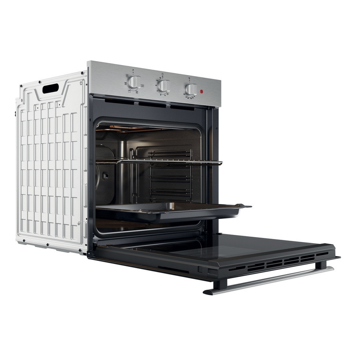 Un forno con la porta aperta. Frontale argentato, porta e interno neri. Sfondo bianco.