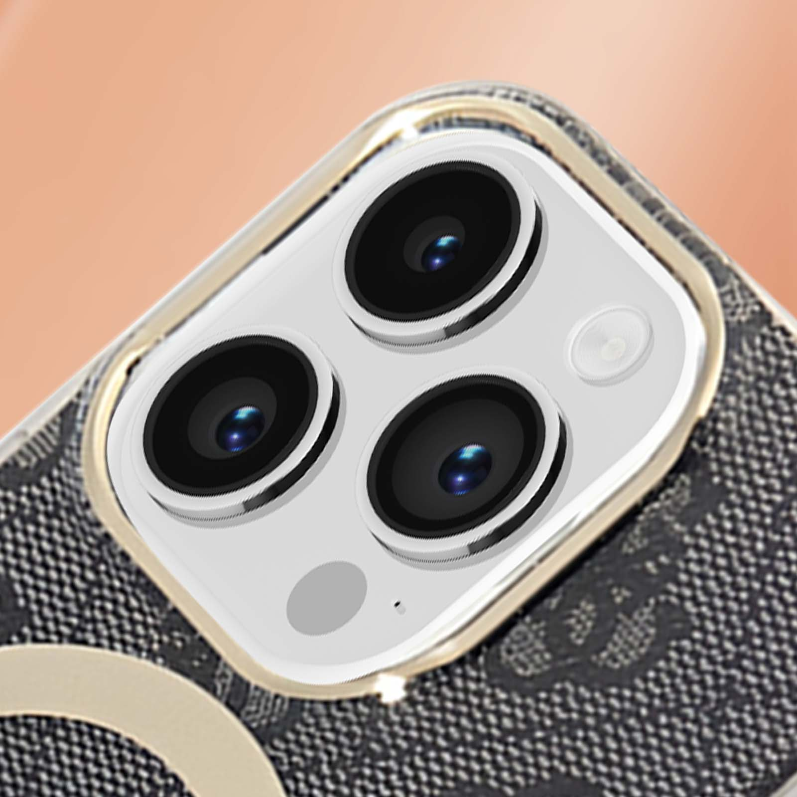 Primo piano del modulo fotocamera di un telefono con tre lenti e un anello color oro intorno.