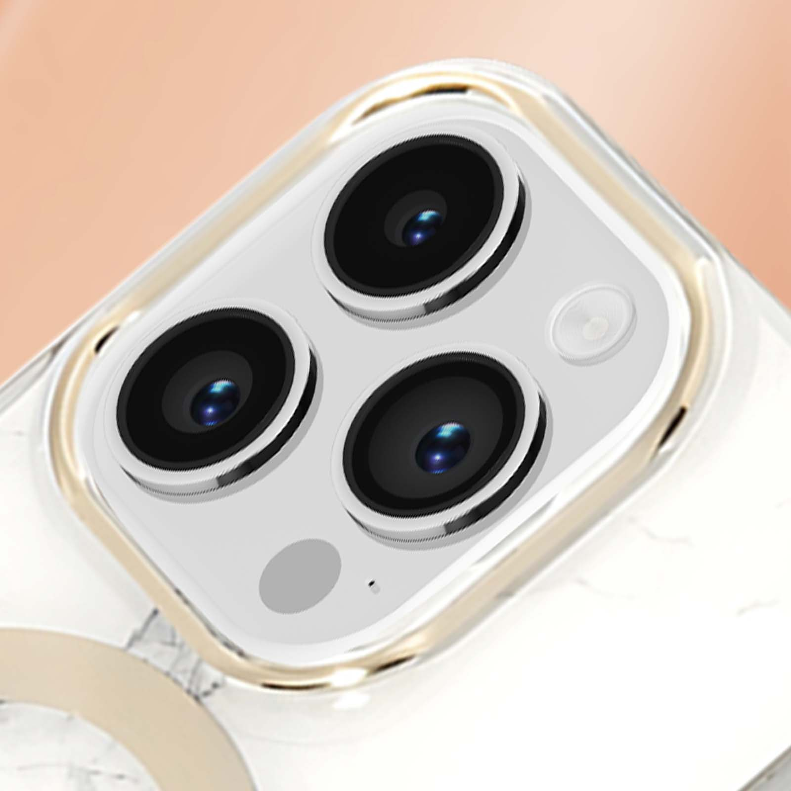Primo piano di un telefono con tre obiettivi della fotocamera. C'è un design bianco e oro.