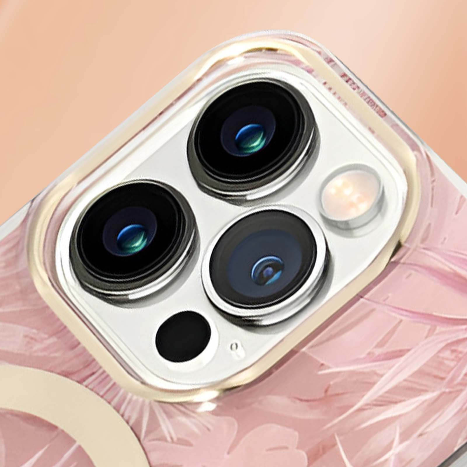 Nahaufnahme eines Telefonkamera-Buckels mit drei Linsen. Rosa Hintergrund mit federartigen Mustern.