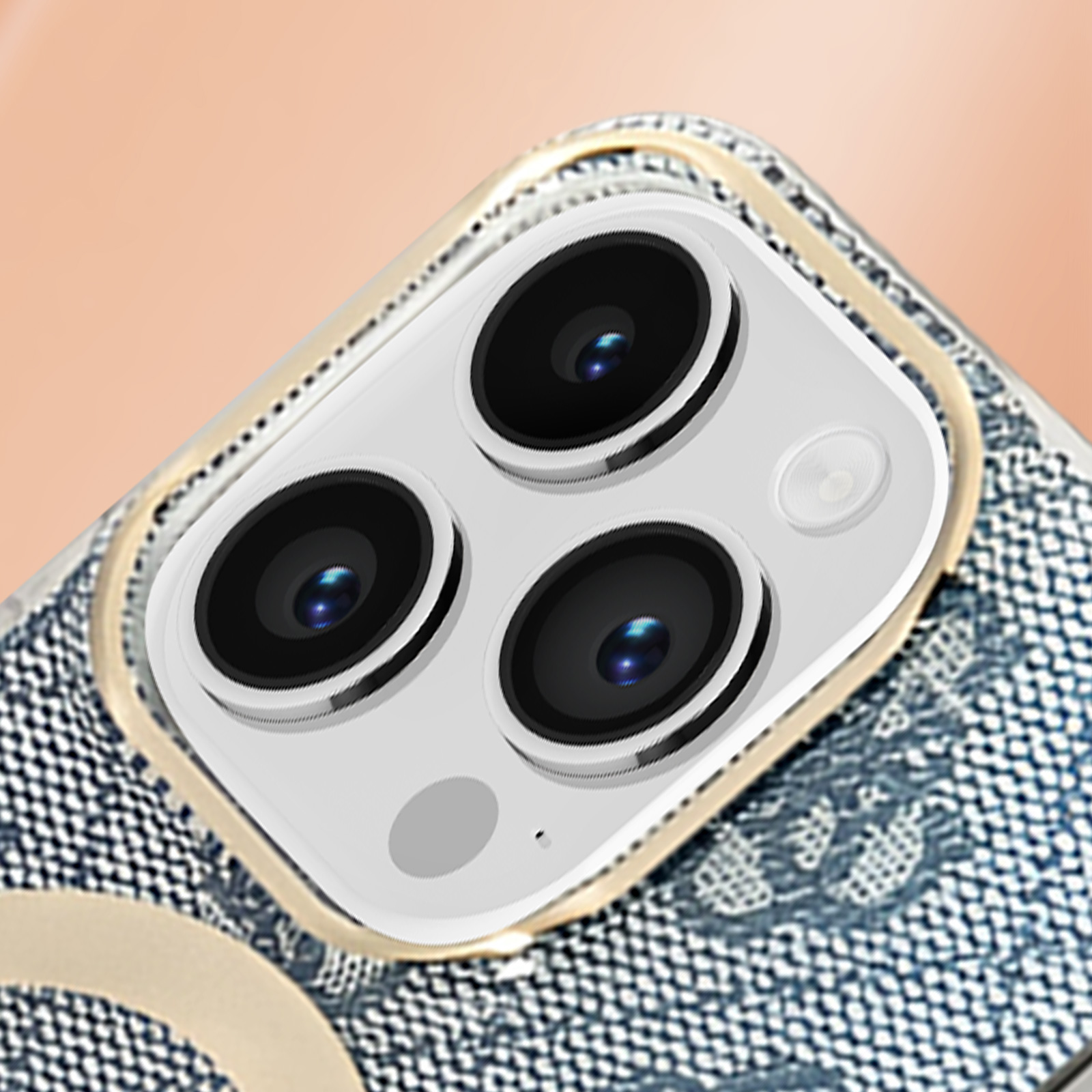 Primo piano dell'obiettivo della fotocamera del telefono con tre lenti e anello dorato.