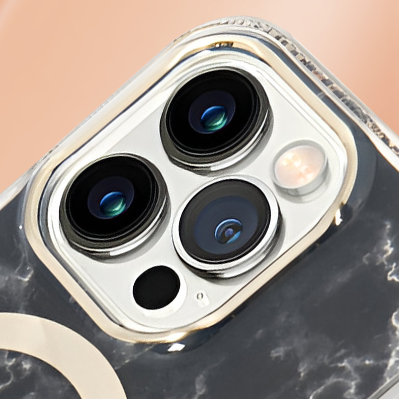 Primo piano dell'area della fotocamera di una custodia per telefono. Tre lenti e un flash sono visibili.