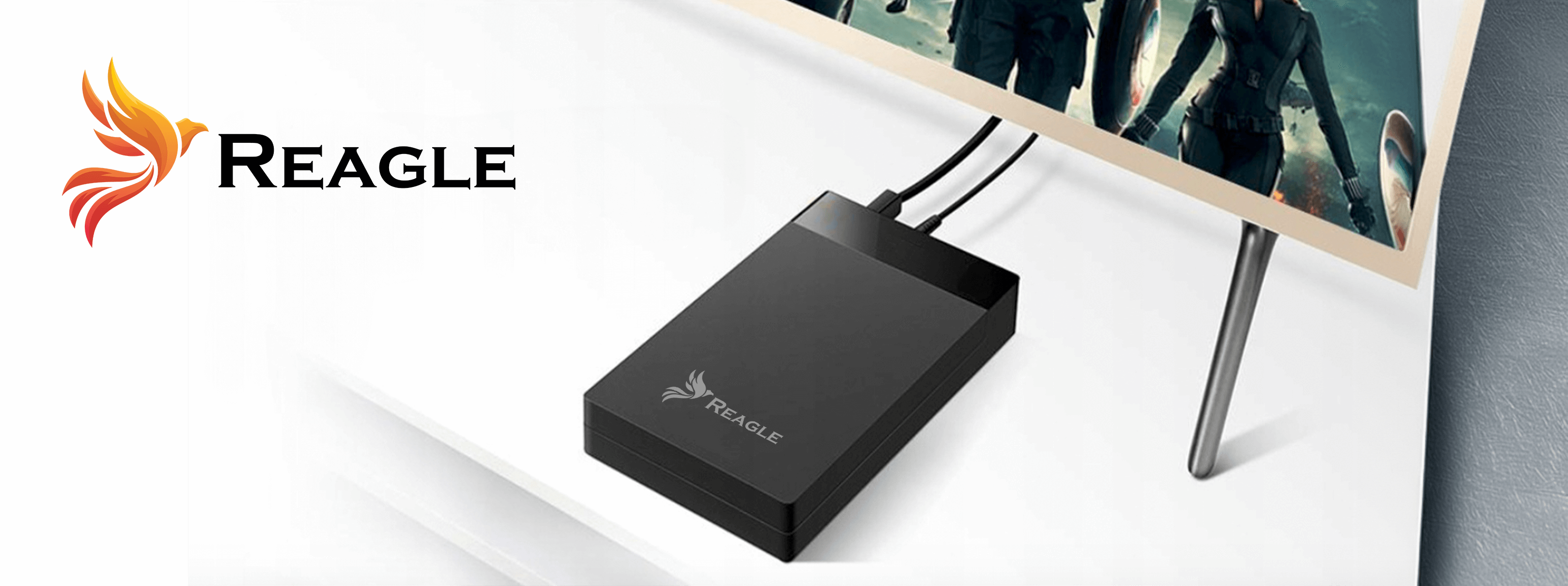 Czarne urządzenie z logo Reagle podłączone do telewizora z wyświetlaną sceną filmową.