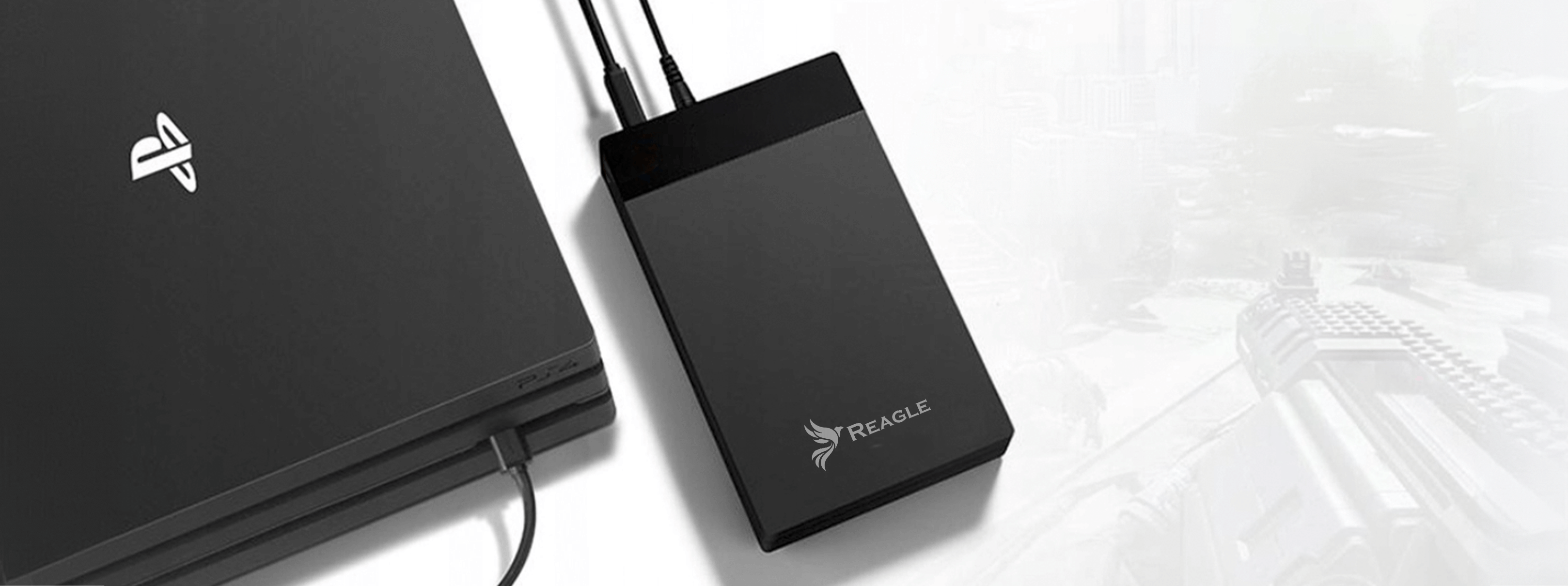 Czarna konsola i zewnętrzny dysk twardy połączone kablami USB. Tło pokazuje scenę z gry.