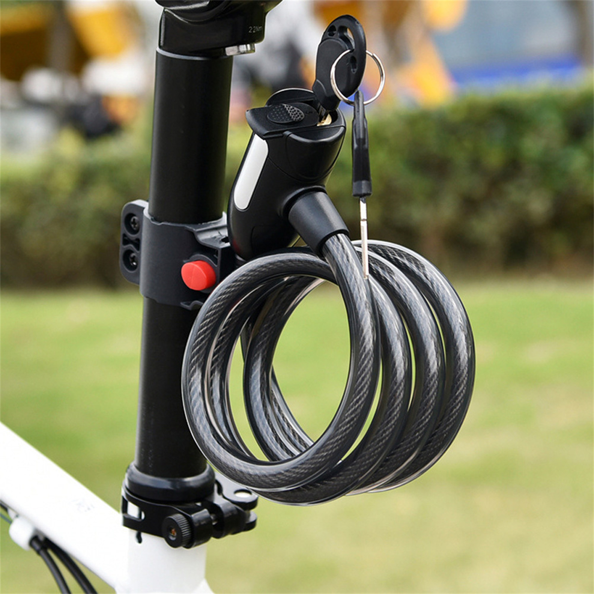 Schwarzes Fahrradschloss an einer Sattelstütze, roter Knopf sichtbar.