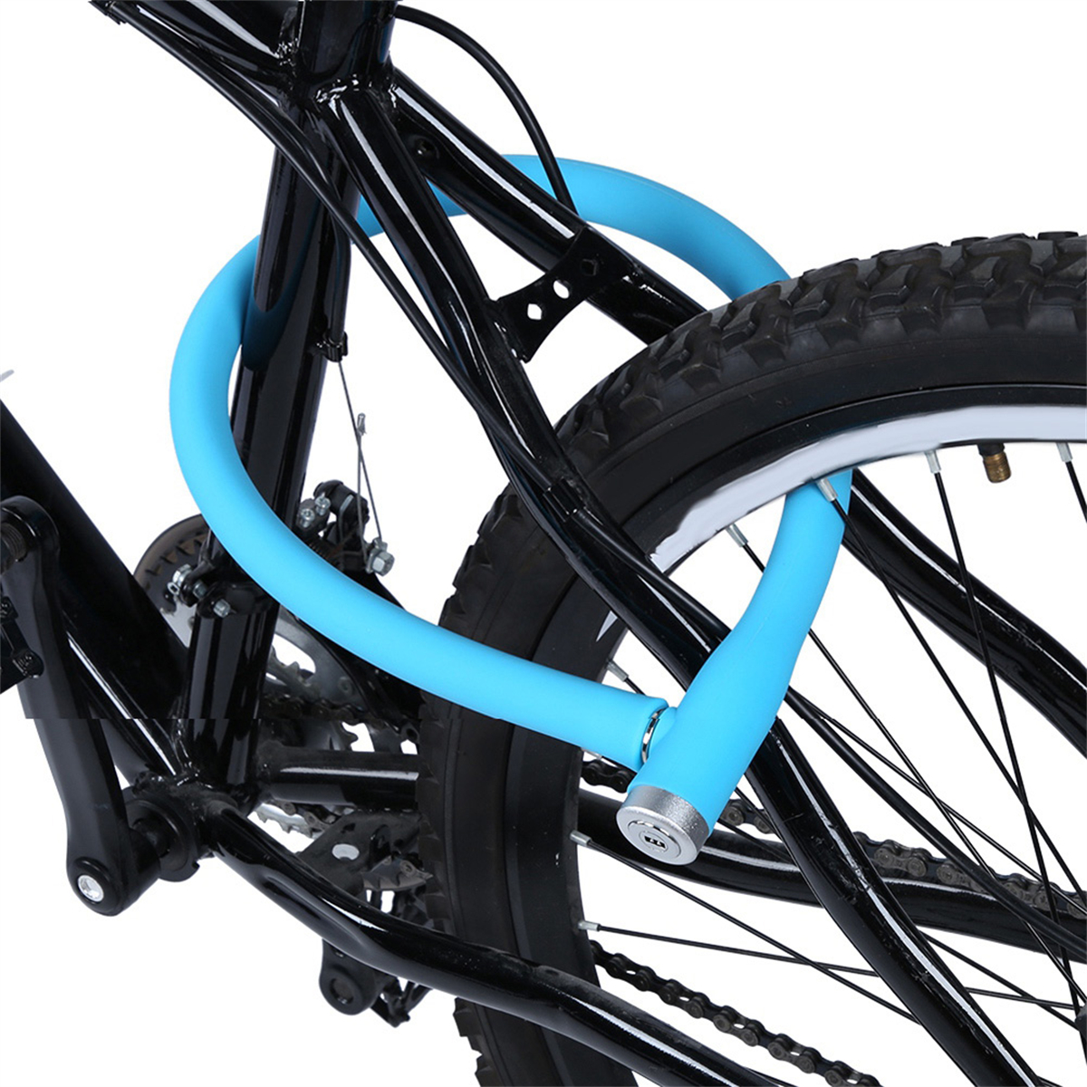 Ein blaues U-Schloss sichert den Hinterreifen eines Fahrrads am Rahmen. Schwarzes Fahrrad.