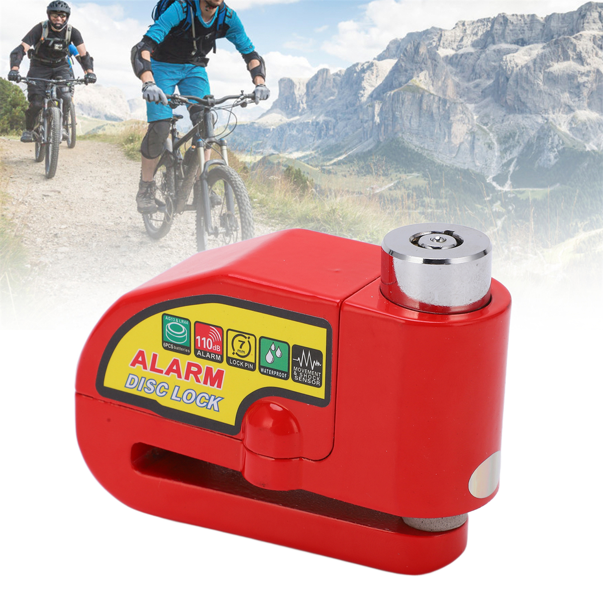 Rotes Alarmscheibenschloss am Fahrradrad, mit Radfahrern im Hintergrund, zur Sicherheit.