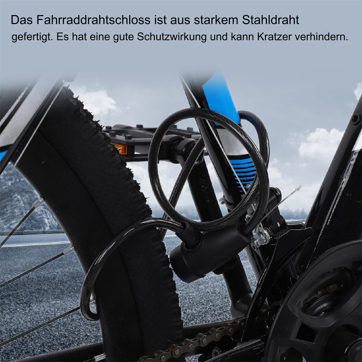 Ein schwarzes Fahrradschloss, das das Hinterrad eines Fahrrads am Rahmen sichert. Das Schloss besteht aus einem starken Stahlkabel.