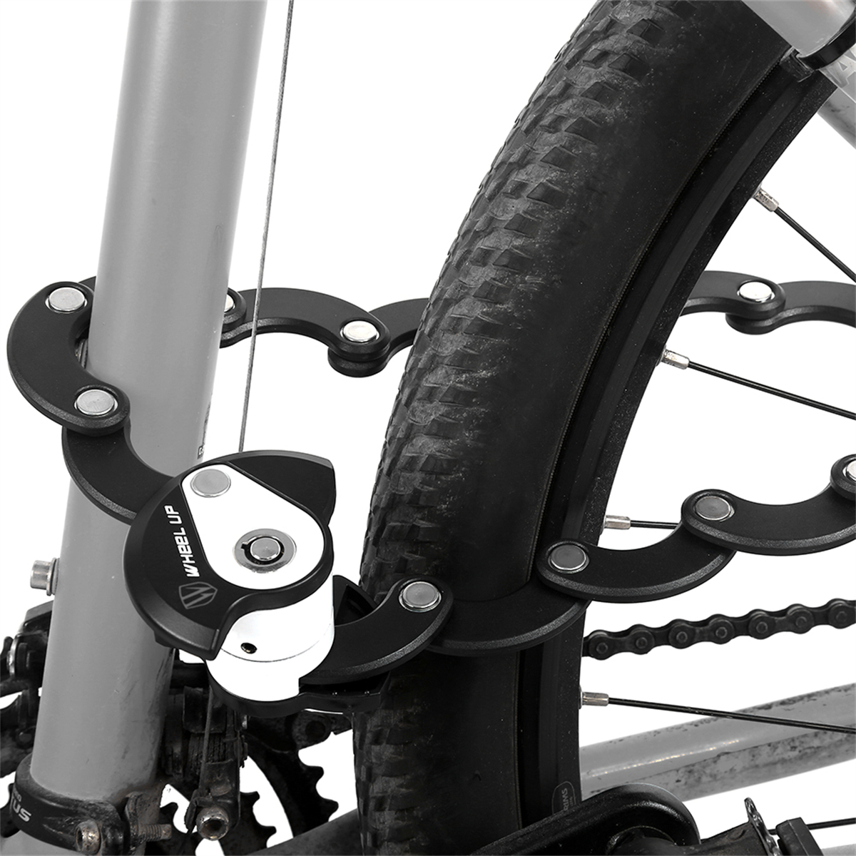 Ein schwarzes Fahrradschloss, das an einem Fahrradrahmen und Reifen befestigt ist.