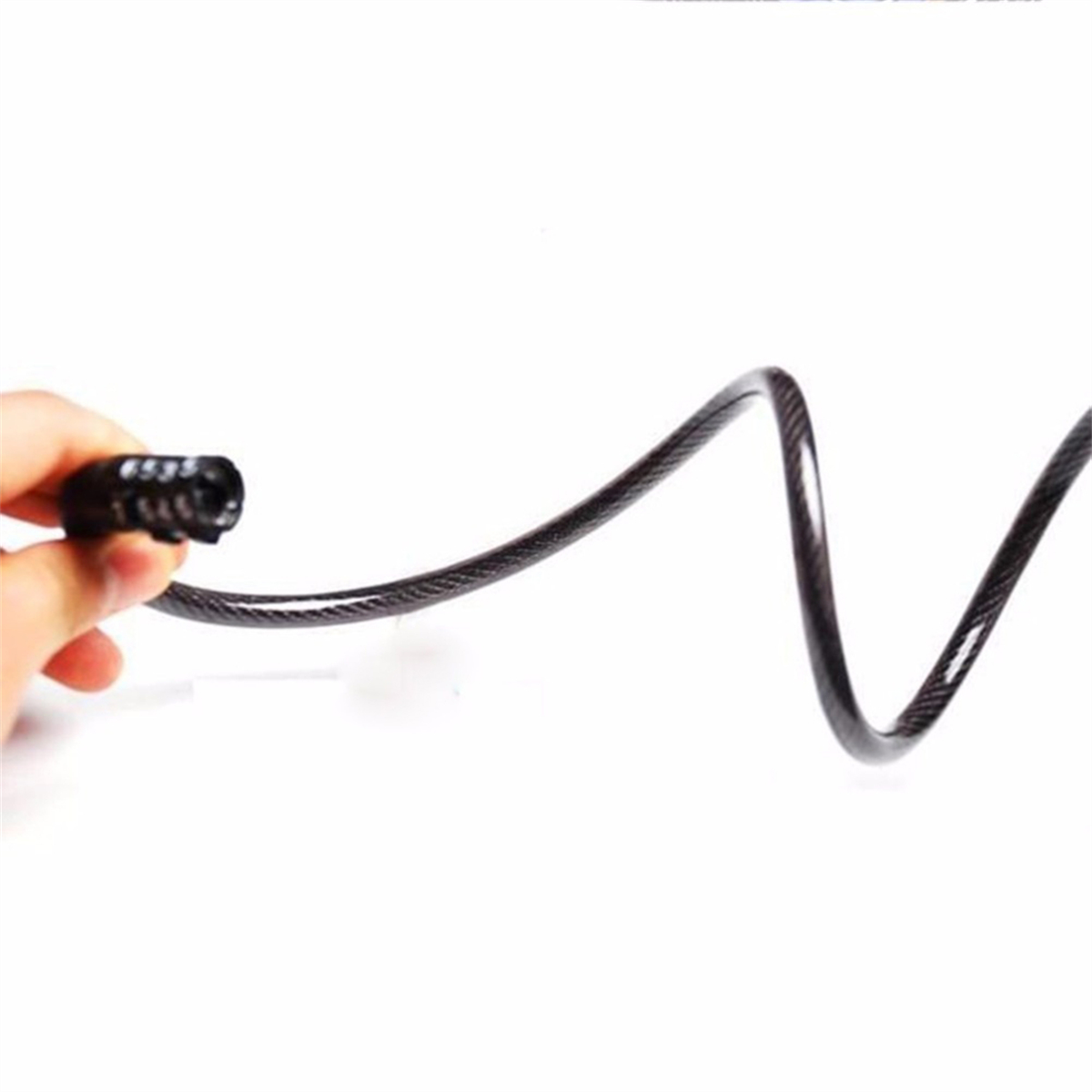Ein schwarzes Kabel mit Zahlenschloss und eine Hand, die das andere Ende hält.