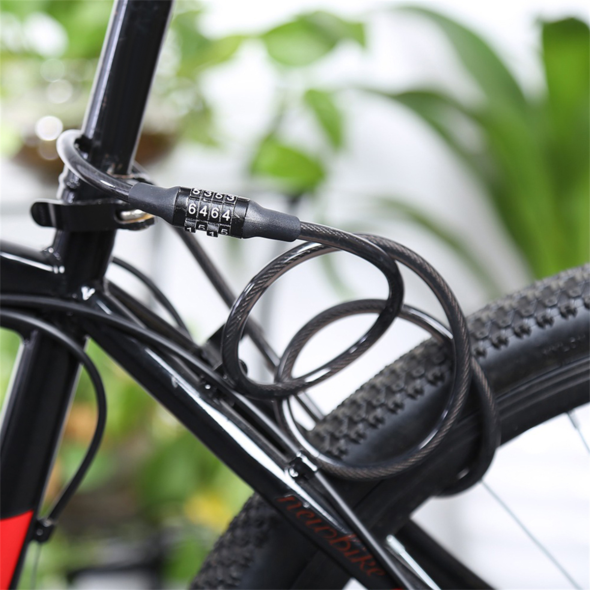 Fahrradschloss mit Zahlenschloss, an einem schwarzen Mountainbike-Rahmen befestigt.