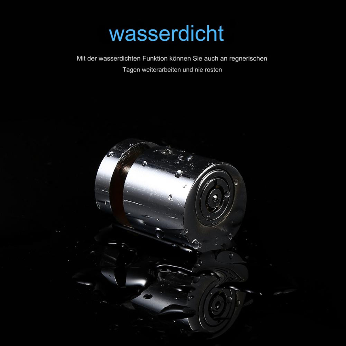 Glänzendes, metallisches, zylindrisches Objekt mit Wassertropfen auf schwarzem Grund.