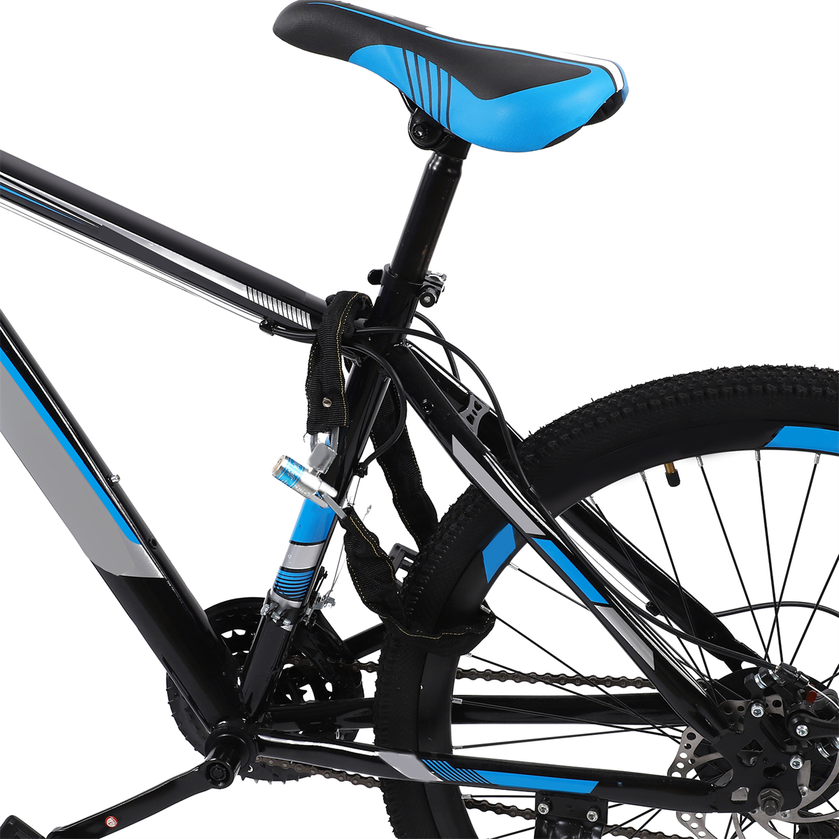 Ein schwarz-blaues Mountainbike mit einer Sicherheitskette, die um den Rahmen und den Hinterreifen gewickelt ist.