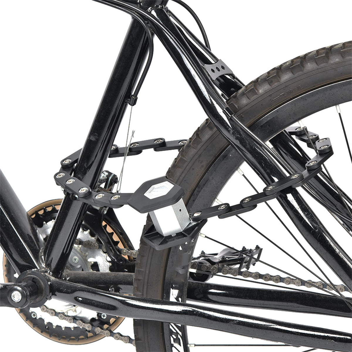 Ein schwarzes Fahrrad mit einem schwarzen Kettenschloss, das das Hinterrad sichert.