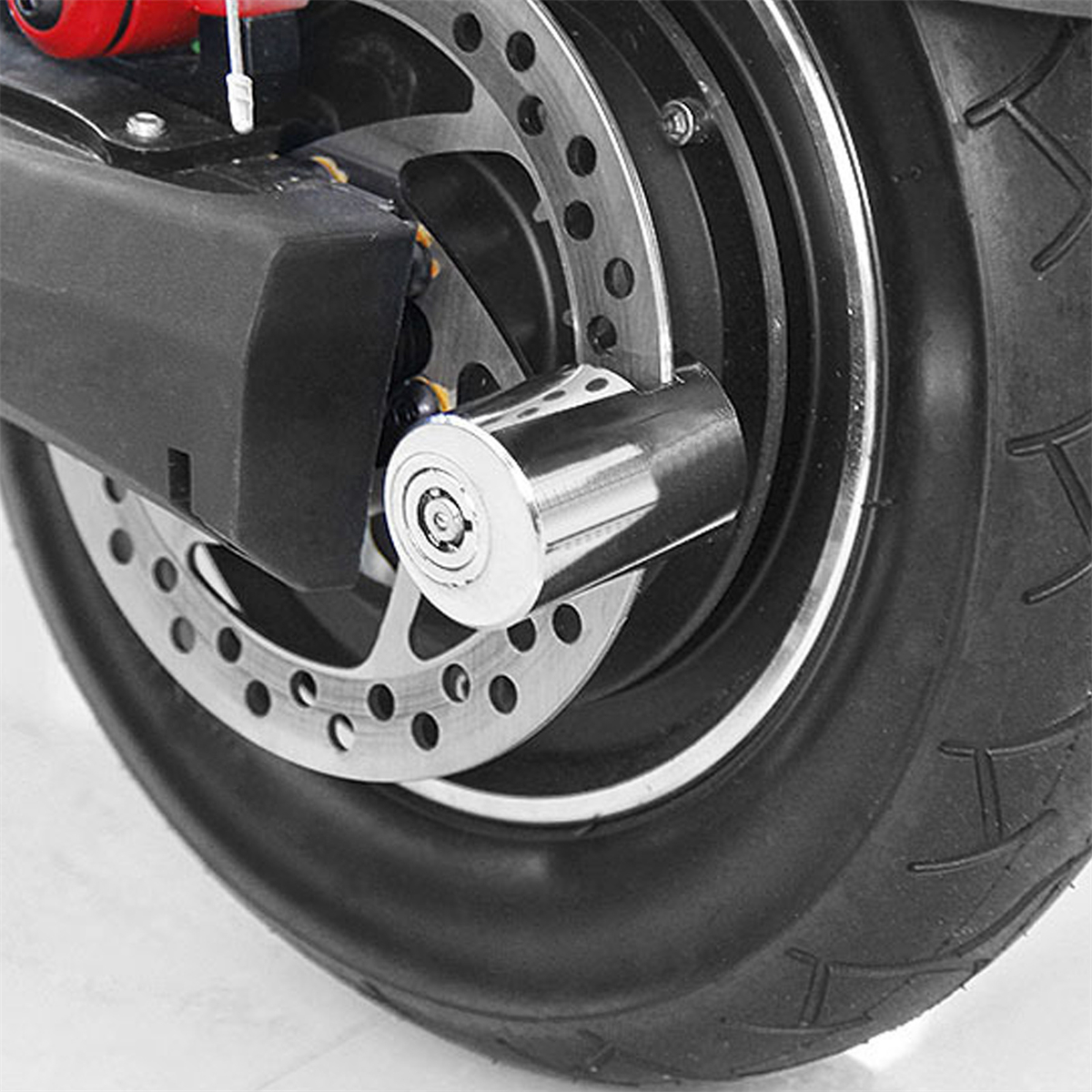 Ein schwarzes Roller-Rad mit Scheibenbremse und Sicherheitsverriegelungsmechanismus.