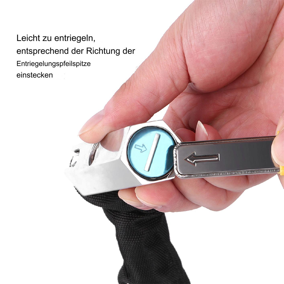Hand, die einen Schlüssel in ein Schloss einführt, zeigt die Richtung des Entriegelungspfeils.