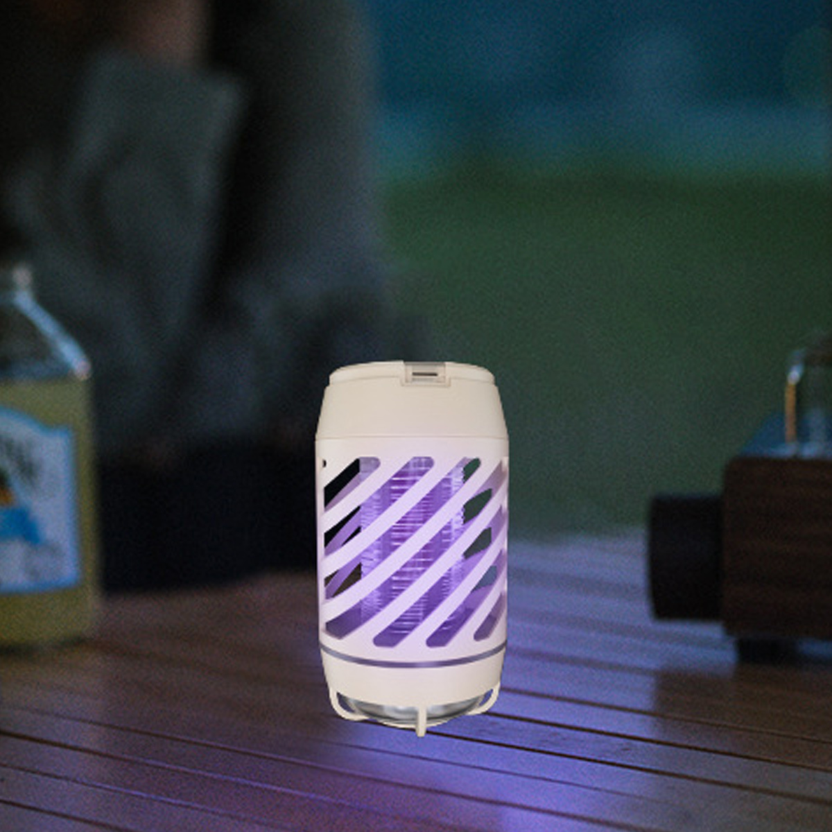Weißer Insektenvernichter, Outdoor-Einstellung, violettes Licht, verschwommener Hintergrund.