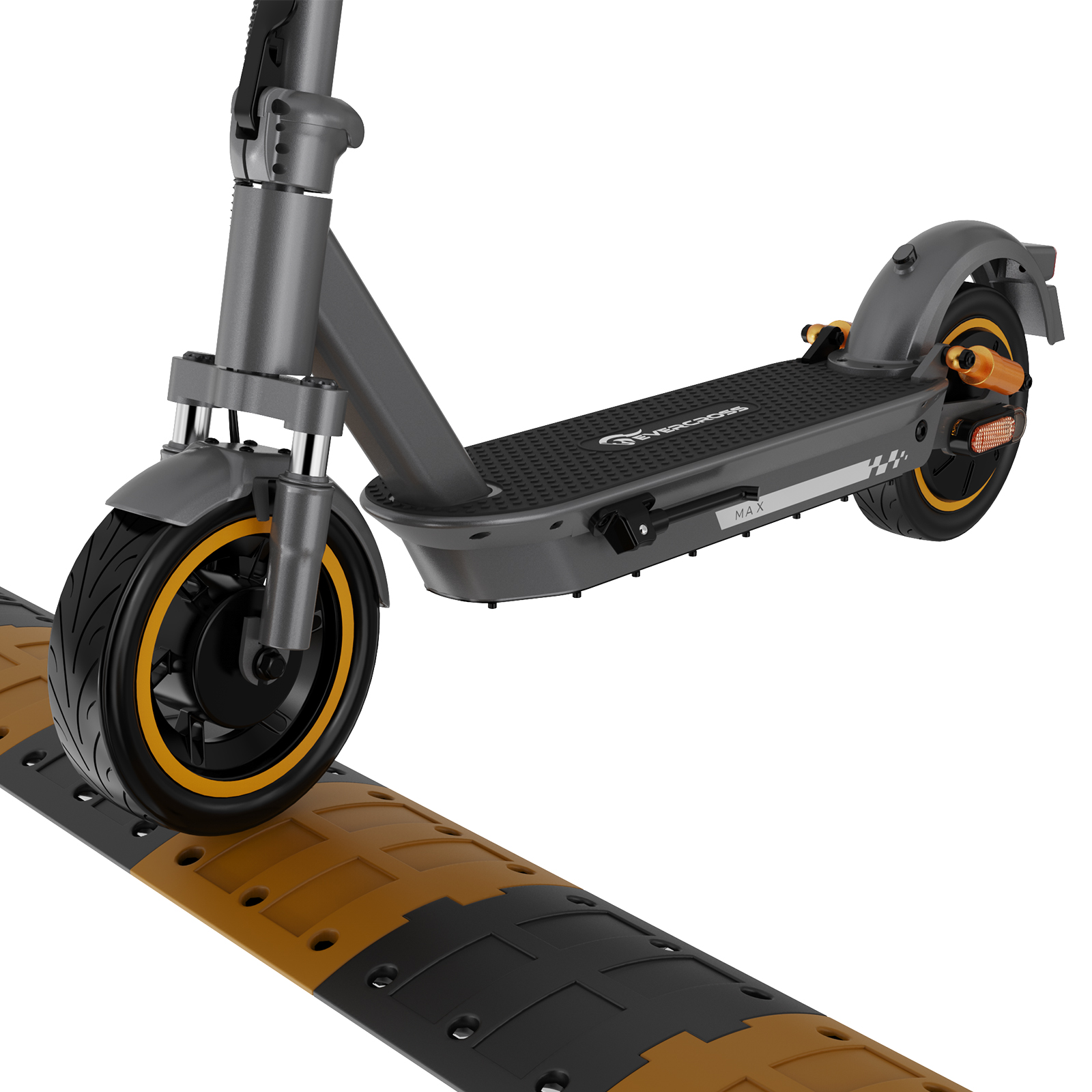 Szaro-czarna hulajnoga elektryczna na czarno-żółtym progu zwalniającym na białym tle.