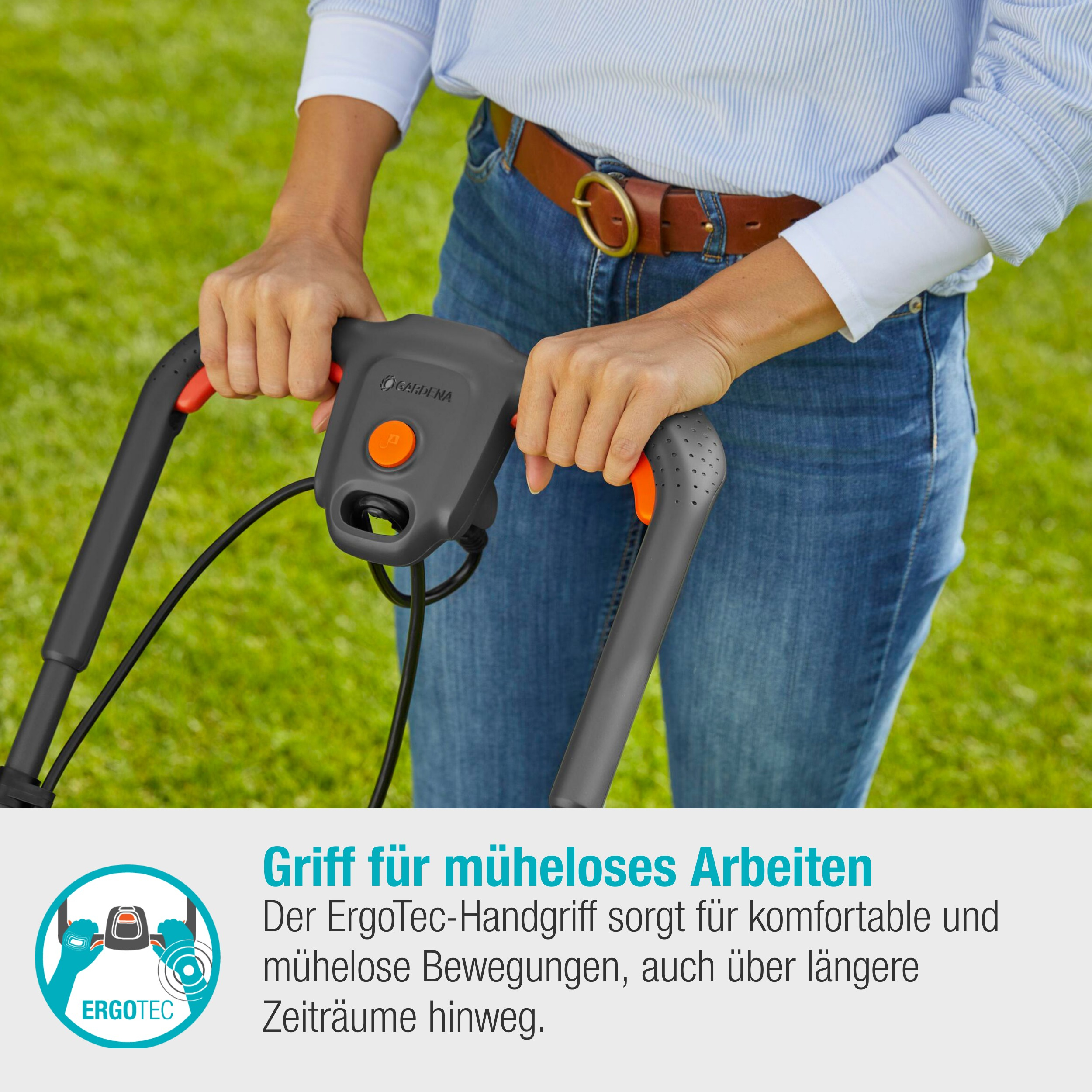 Person hält Rasenmähergriff mit orangefarbenen und grauen Akzenten auf grünem Gras. Der Griff hat einen orangefarbenen Knopf.