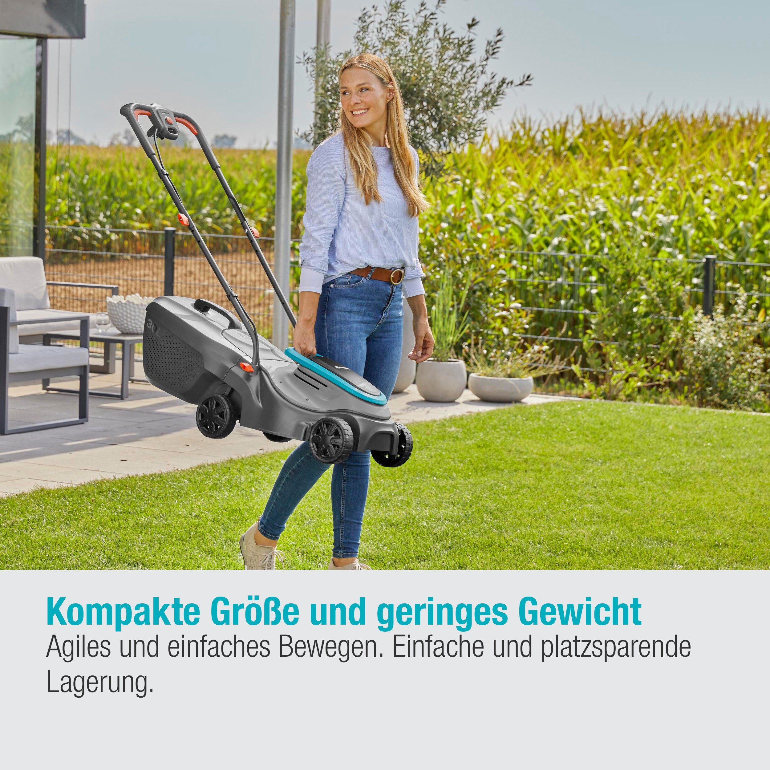 Frau trägt grauen Rasenmäher auf grünem Rasen, Text über Größe und Gewicht.