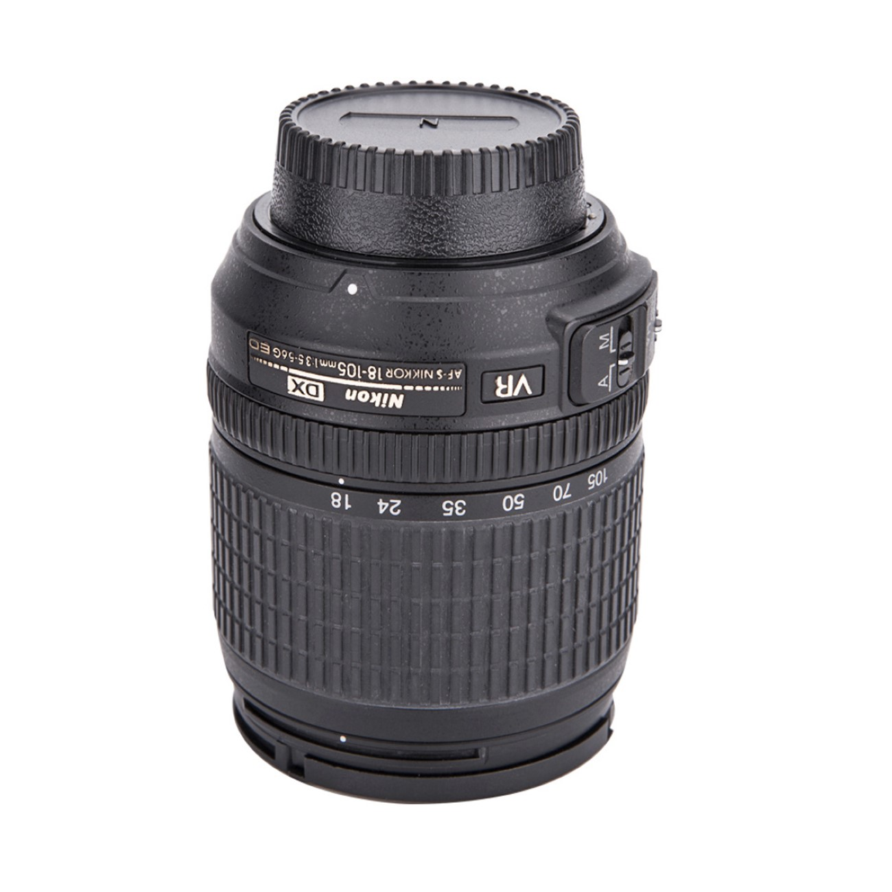 Schwarzes Nikon-Objektiv mit Zoom- und Fokussierringen, markiert mit DX und VR. Weißer Hintergrund.