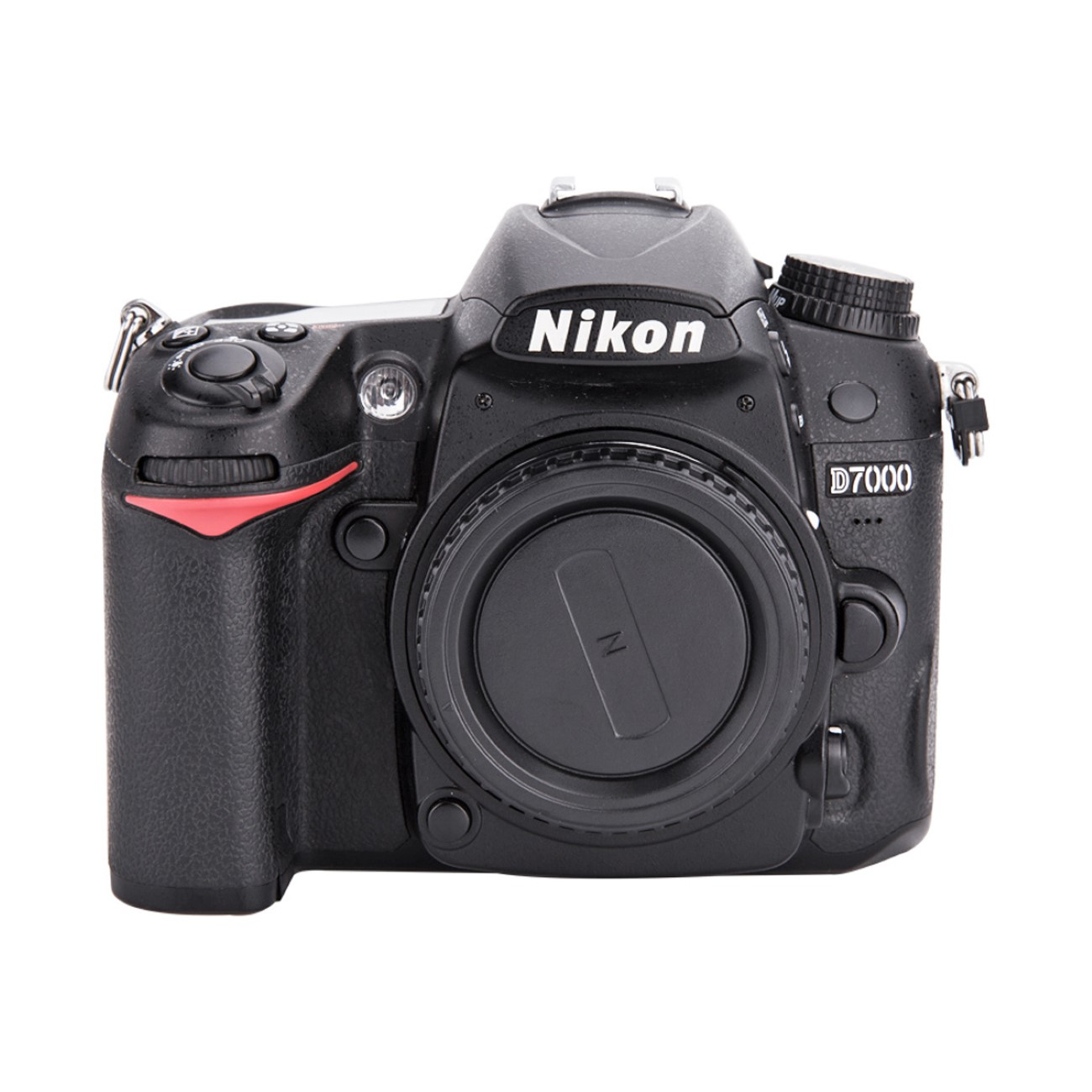 Eine schwarze Nikon D7000 Kamera ist auf weißem Hintergrund zentriert.